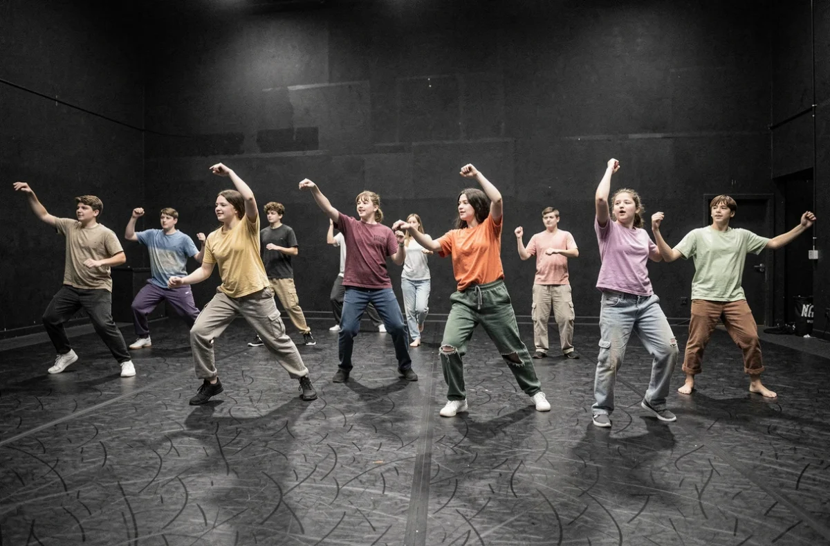 Répétition de danse contemporaine avec de jeunes danseurs du Groupe Grenade de Josette Baïz dans un studio black-box