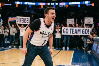 Jeune homme en jersey de basketball encourageant au bord du terrain